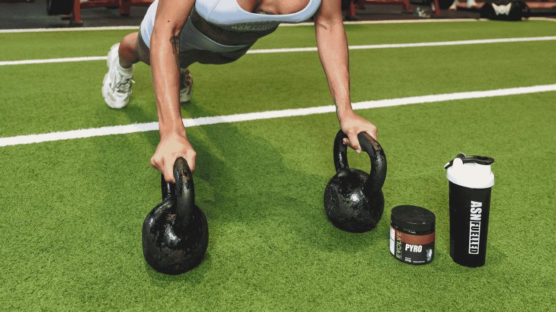 girl doing push up with thermogenic fat burner